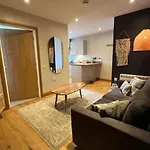 Charming 1 Bedroom Apt In Town Centre